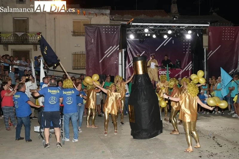 Bullicioso desfile de peñas en Saucelle con 23 grupos / CORRAL