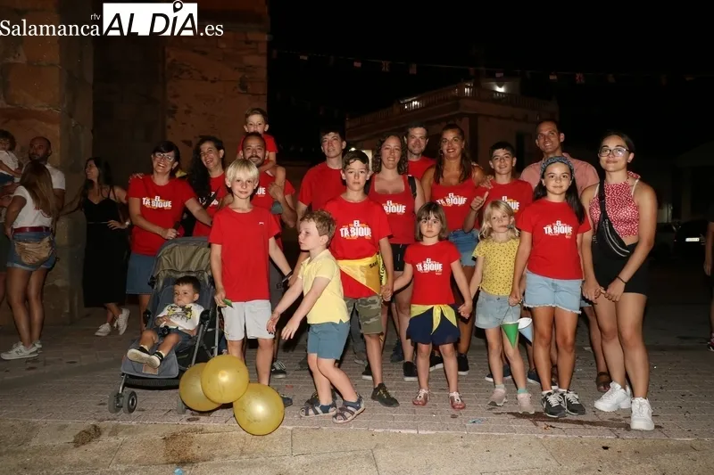 Bullicioso desfile de peñas en Saucelle con 23 grupos / CORRAL