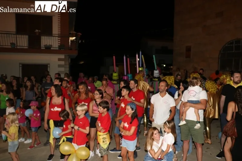 Bullicioso desfile de peñas en Saucelle con 23 grupos / CORRAL