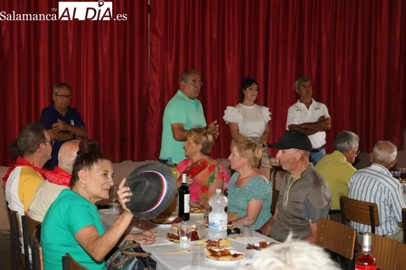 El Ayuntamiento de Peralejos de Abajo rinde homenaje a los mayores con una suculenta comida