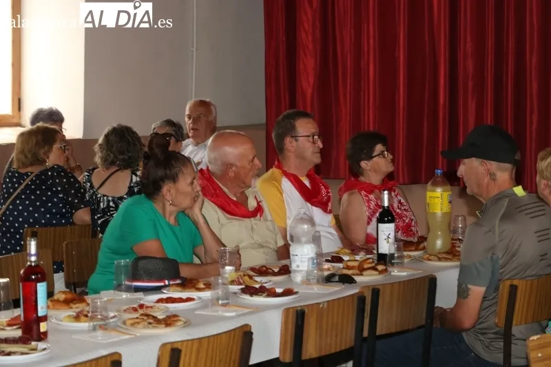 El Ayuntamiento de Peralejos de Abajo rinde homenaje a los mayores con una suculenta comida