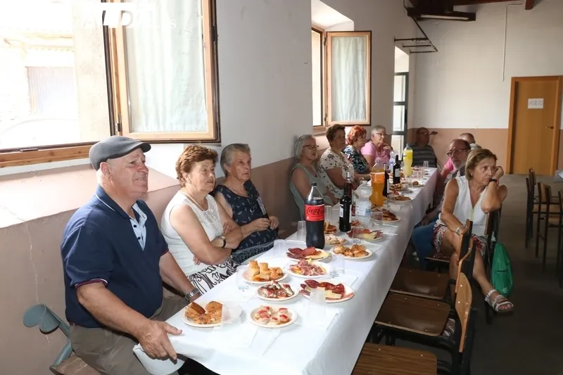 El Ayuntamiento de Peralejos de Abajo rinde homenaje a los mayores con una suculenta comida