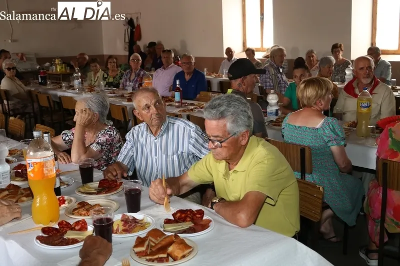 El Ayuntamiento de Peralejos de Abajo rinde homenaje a los mayores con una suculenta comida