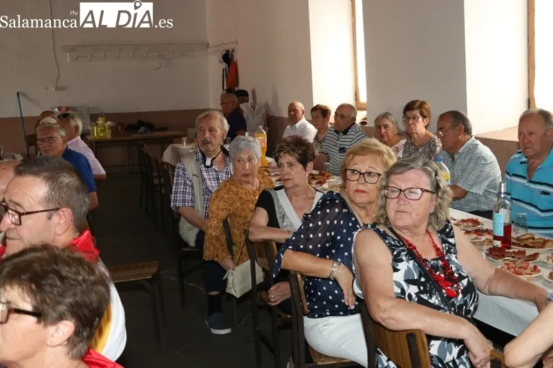 El Ayuntamiento de Peralejos de Abajo rinde homenaje a los mayores con una suculenta comida