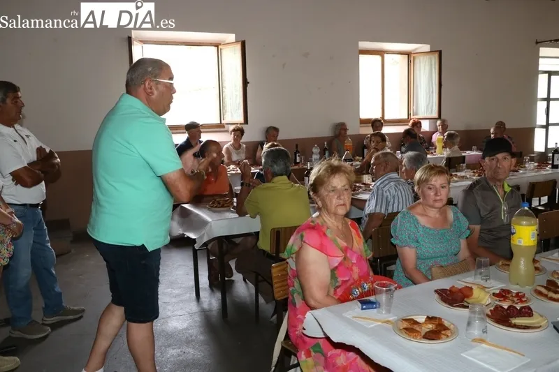 El Ayuntamiento de Peralejos de Abajo rinde homenaje a los mayores con una suculenta comida