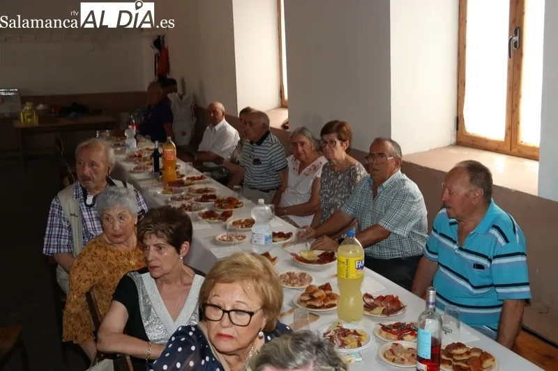 El Ayuntamiento de Peralejos de Abajo rinde homenaje a los mayores con una suculenta comida