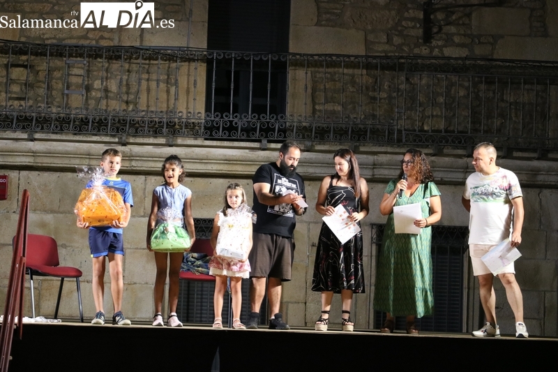 Actuación de Luis Joyra y entrega de premios del Concurso Infantil de Dibujo / CORRAL