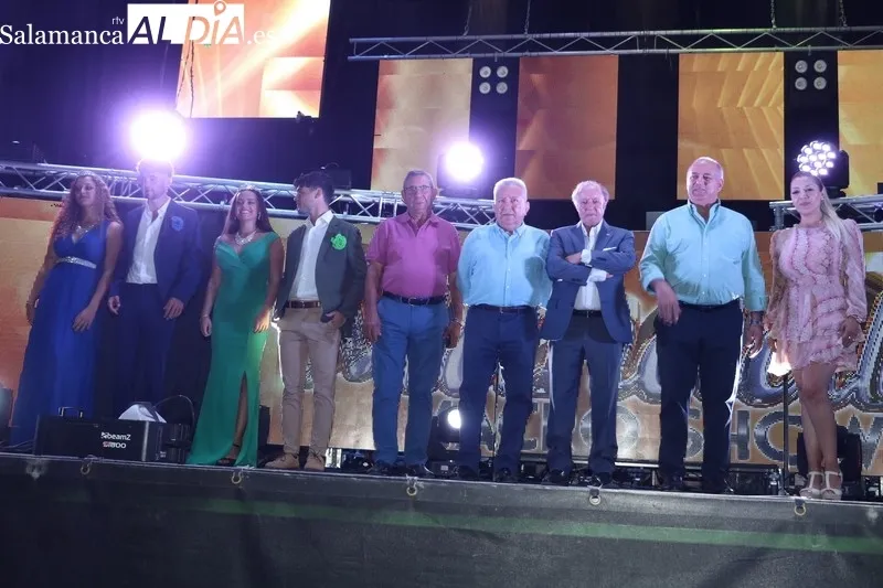 Explosión de alegría y color en la Plaza de Villarino para comenzar las fiestas de San Roque 2023 / CORRAL