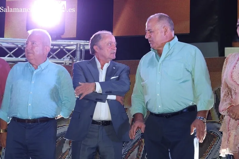 Explosión de alegría y color en la Plaza de Villarino para comenzar las fiestas de San Roque 2023 / CORRAL