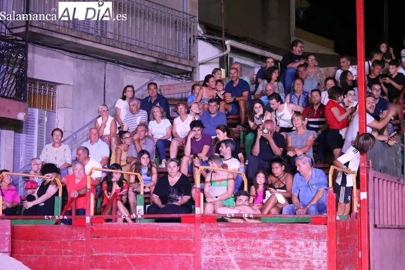 Explosión de alegría y color en la Plaza de Villarino para comenzar las fiestas de San Roque 2023 / CORRAL