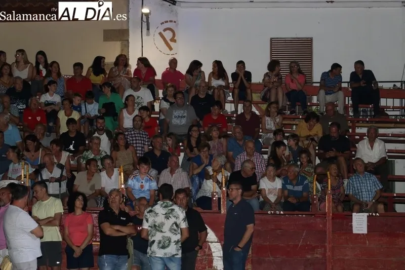 Explosión de alegría y color en la Plaza de Villarino para comenzar las fiestas de San Roque 2023 / CORRAL