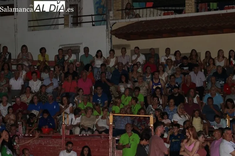 Explosión de alegría y color en la Plaza de Villarino para comenzar las fiestas de San Roque 2023 / CORRAL