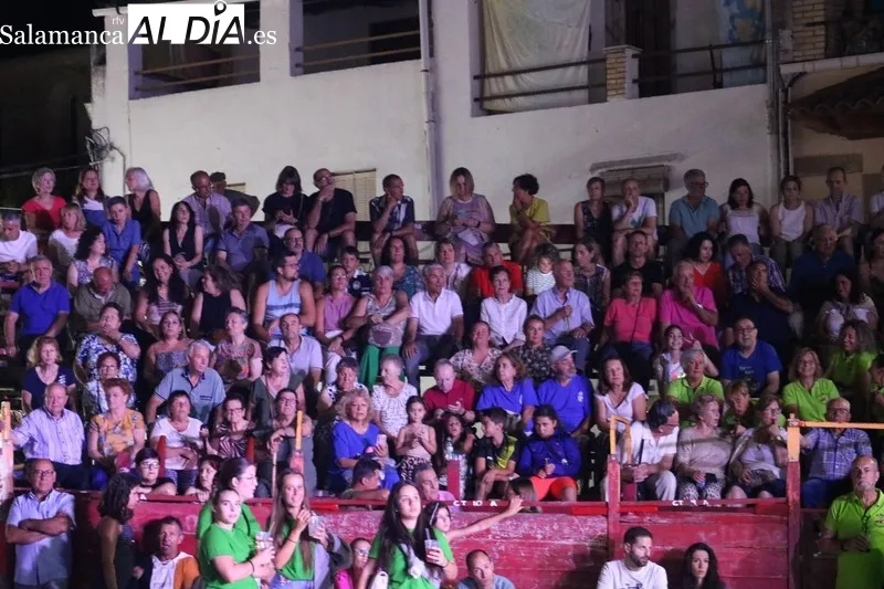 Explosión de alegría y color en la Plaza de Villarino para comenzar las fiestas de San Roque 2023 / CORRAL