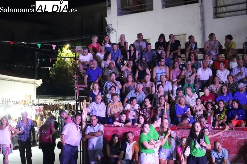 Explosión de alegría y color en la Plaza de Villarino para comenzar las fiestas de San Roque 2023 / CORRAL