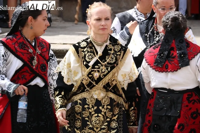 Procesión de la Virgen del Socorro de subida a su ermita en Vitigudino / CORRAL