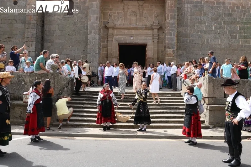 Procesión de la Virgen del Socorro de subida a su ermita en Vitigudino / CORRAL