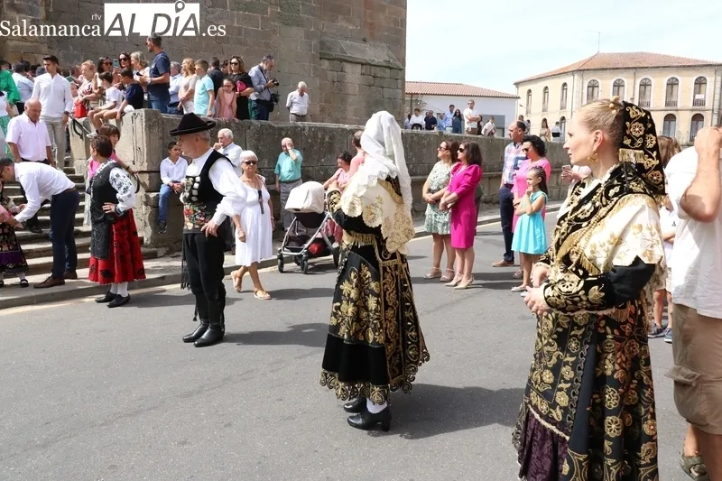 Procesión de la Virgen del Socorro de subida a su ermita en Vitigudino / CORRAL