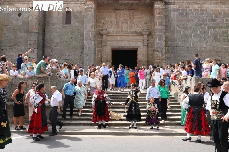 Procesión de la Virgen del Socorro de subida a su ermita en Vitigudino / CORRAL