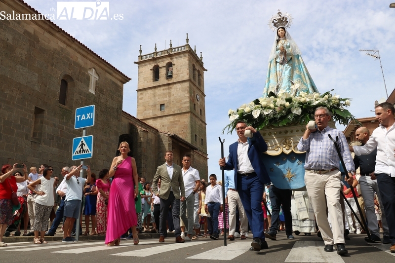 Procesión de la Virgen del Socorro de subida a su ermita en Vitigudino / CORRAL