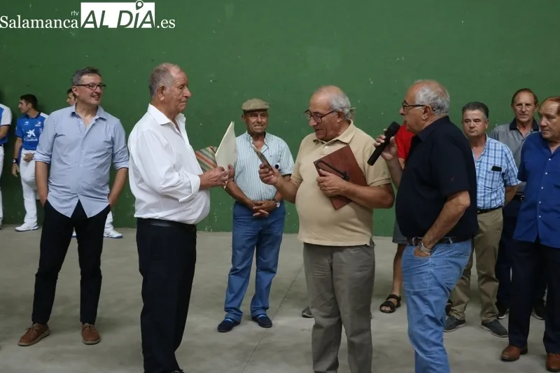 Aficioandos a la pelota y Ayuntamiento de Vitigudino homenajean a Manuel Fernández Alejo / CORRAL