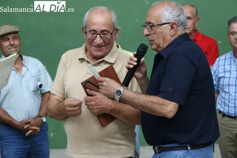 Aficioandos a la pelota y Ayuntamiento de Vitigudino homenajean a Manuel Fernández Alejo / CORRAL