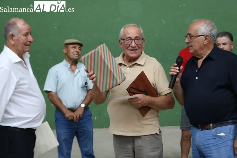 Aficioandos a la pelota y Ayuntamiento de Vitigudino homenajean a Manuel Fernández Alejo / CORRAL