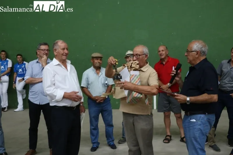 Aficioandos a la pelota y Ayuntamiento de Vitigudino homenajean a Manuel Fernández Alejo / CORRAL