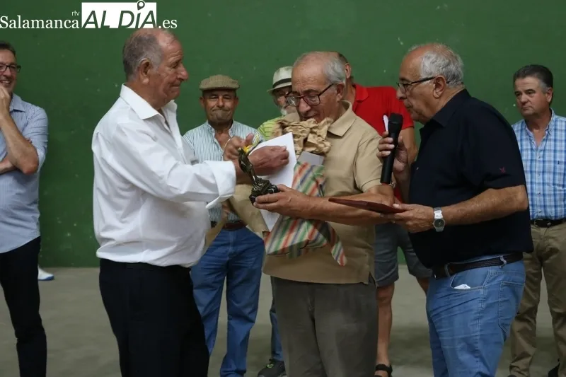 Aficioandos a la pelota y Ayuntamiento de Vitigudino homenajean a Manuel Fernández Alejo / CORRAL