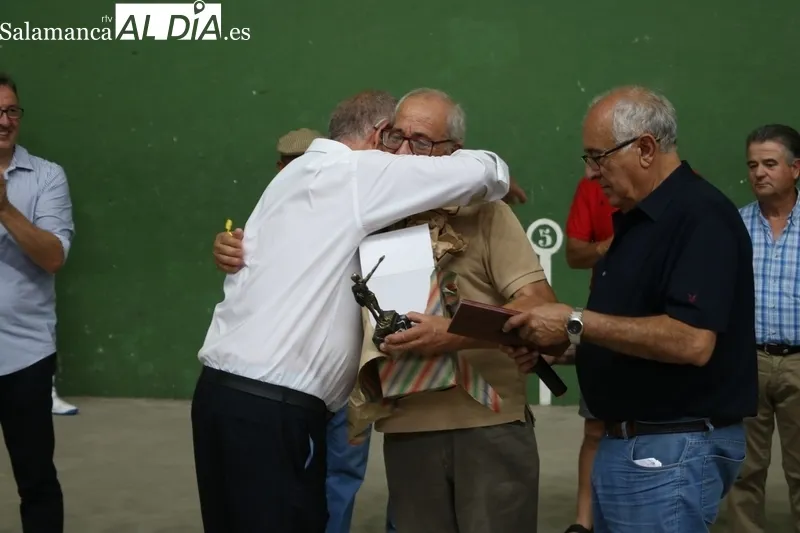 Aficioandos a la pelota y Ayuntamiento de Vitigudino homenajean a Manuel Fernández Alejo / CORRAL
