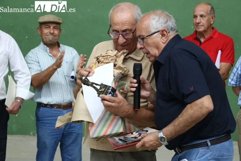 Aficioandos a la pelota y Ayuntamiento de Vitigudino homenajean a Manuel Fernández Alejo / CORRAL