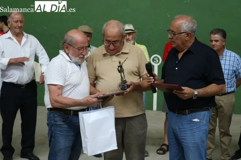 Aficioandos a la pelota y Ayuntamiento de Vitigudino homenajean a Manuel Fernández Alejo / CORRAL