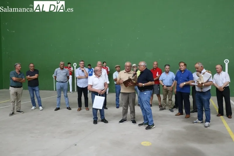 Aficioandos a la pelota y Ayuntamiento de Vitigudino homenajean a Manuel Fernández Alejo / CORRAL