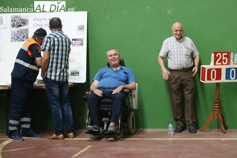 Aficioandos a la pelota y Ayuntamiento de Vitigudino homenajean a Manuel Fernández Alejo / CORRAL