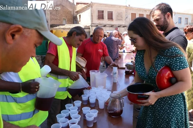 En Masueco cogían fuerzas con una paella de 1.200 raciones ante lo que les aguarda este fin de semana / CORRAL
