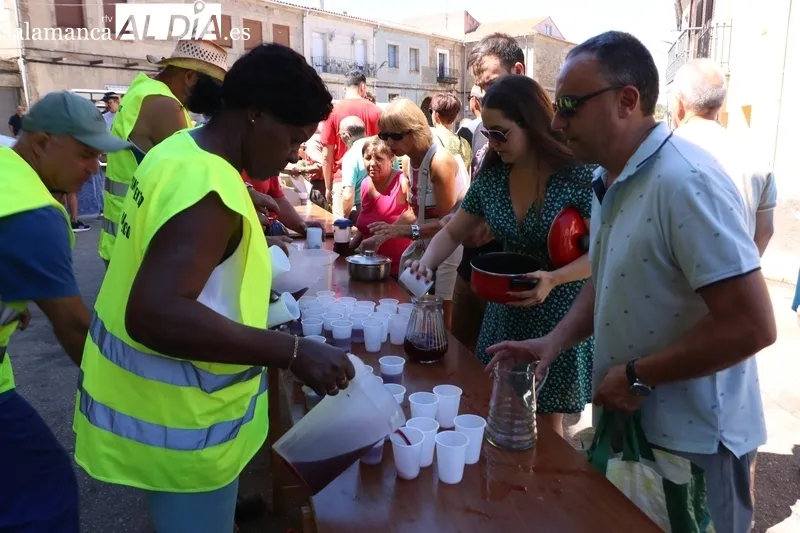 En Masueco cogían fuerzas con una paella de 1.200 raciones ante lo que les aguarda este fin de semana / CORRAL