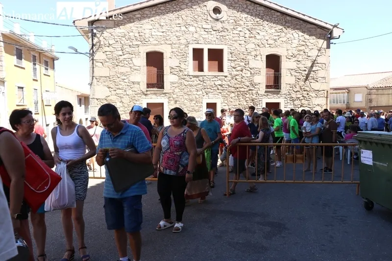 En Masueco cogían fuerzas con una paella de 1.200 raciones ante lo que les aguarda este fin de semana / CORRAL