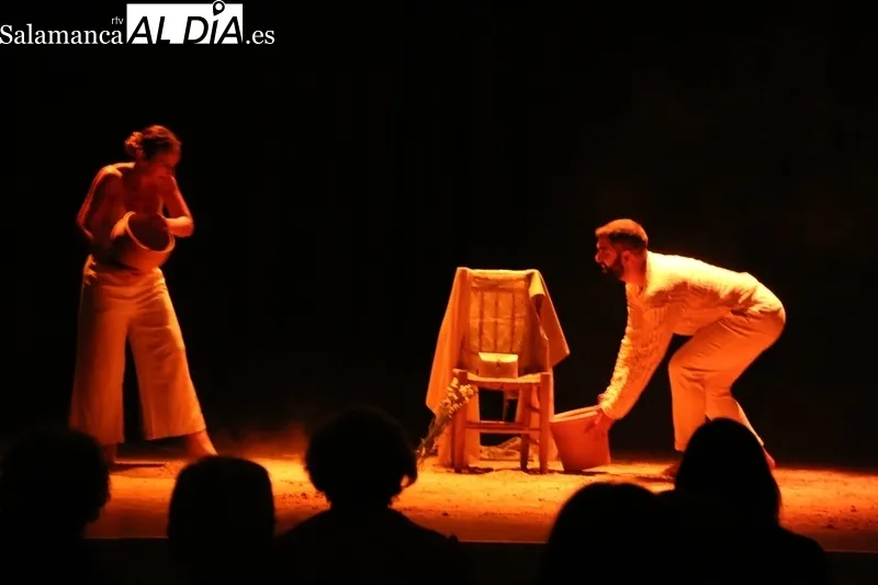 Representación en Monleras de 'Tierra roja', adaptación de Unión Teatro a microteatro de la obra de Lorca 'Bodas de sangre'  / CORRAL
