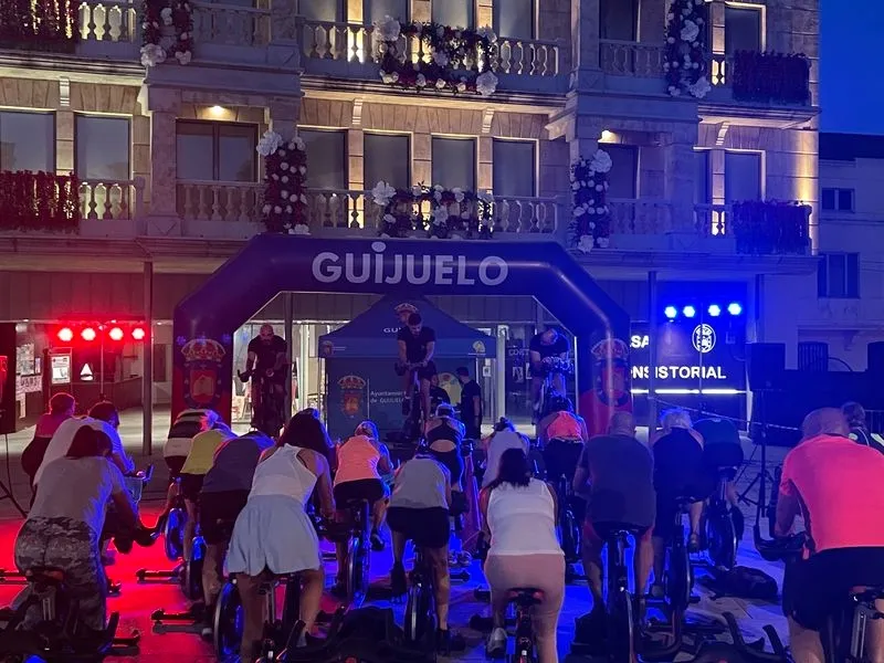 Masterclass nocturna de bike en la Plaza Mayor de Guijuelo