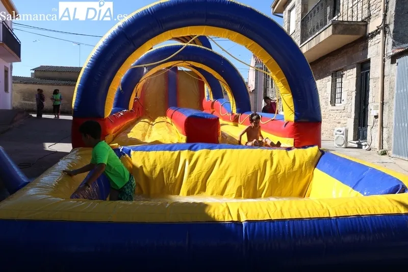 Tobogán acuático y juegos de madera en Majuges / CORRAL