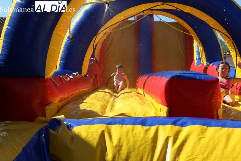 Tobogán acuático y juegos de madera en Majuges / CORRAL