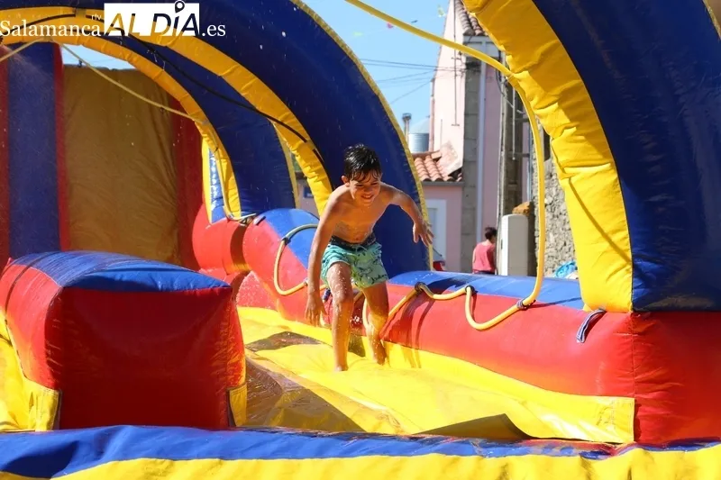 Tobogán acuático y juegos de madera en Majuges / CORRAL