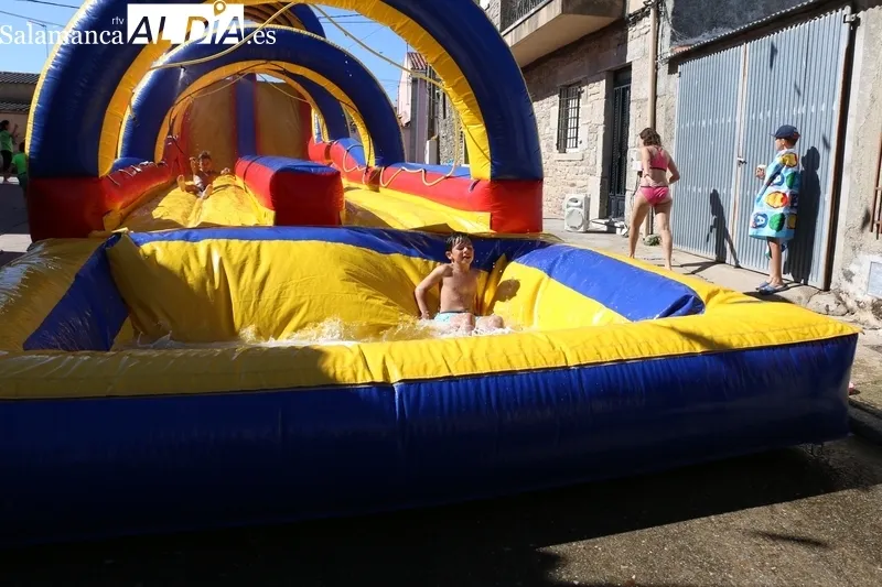 Tobogán acuático y juegos de madera en Majuges / CORRAL
