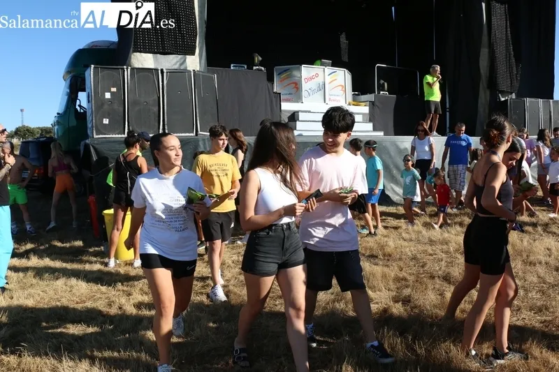 Pequeños y mayores disfrutaron de la ‘Color party’ en Peralejos de Abajo