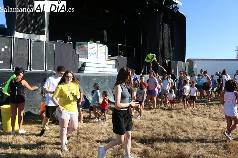 Pequeños y mayores disfrutaron de la ‘Color party’ en Peralejos de Abajo