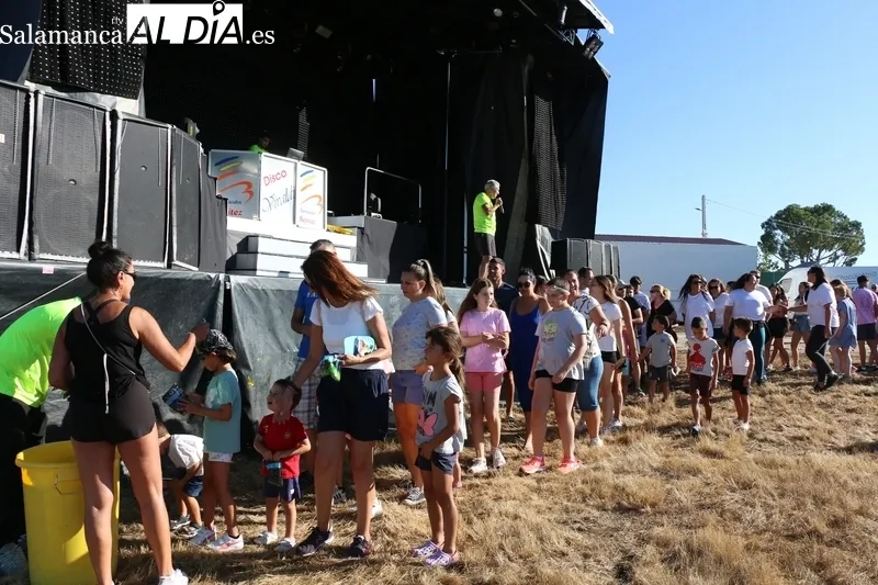 Pequeños y mayores disfrutaron de la ‘Color party’ en Peralejos de Abajo