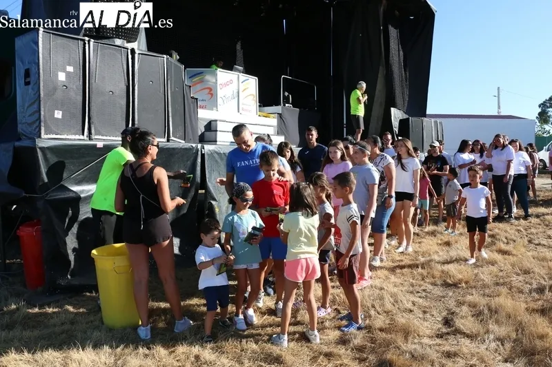 Pequeños y mayores disfrutaron de la ‘Color party’ en Peralejos de Abajo