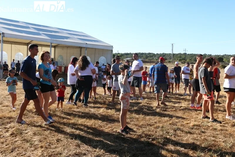 Pequeños y mayores disfrutaron de la ‘Color party’ en Peralejos de Abajo