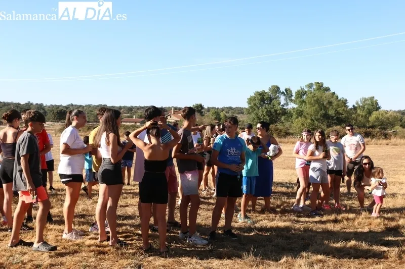 Pequeños y mayores disfrutaron de la ‘Color party’ en Peralejos de Abajo