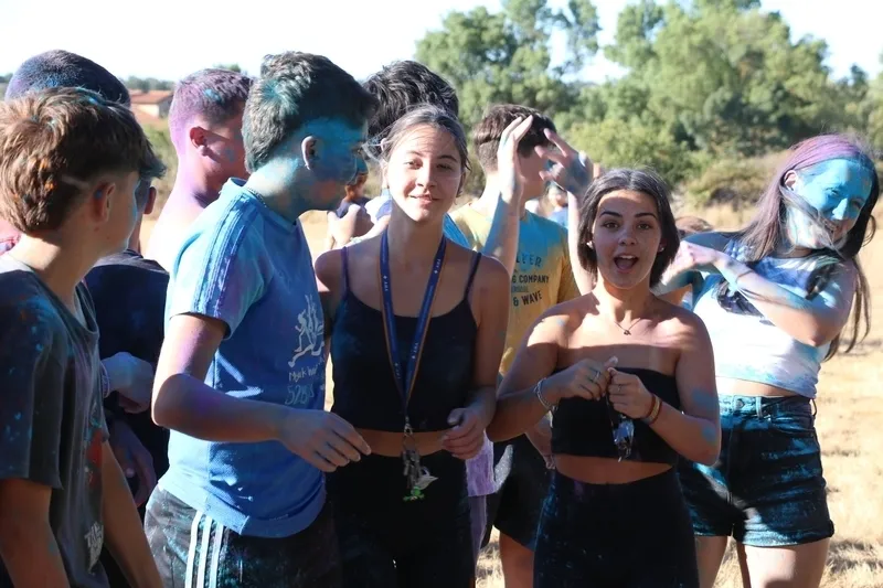 Pequeños y mayores disfrutaron de la ‘Color party’ en Peralejos de Abajo