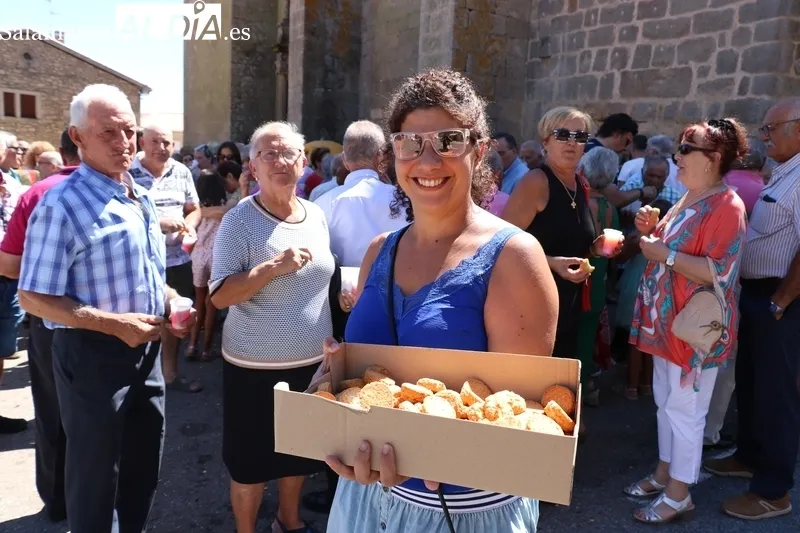 Actos religiosos en honor a San Bernardo en Masueco, exposición de casullas y dalmáticas, y convite  / CORRAL